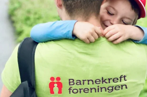 en person som holder en baby