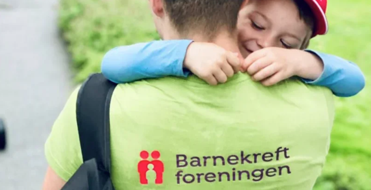 en person som holder en baby