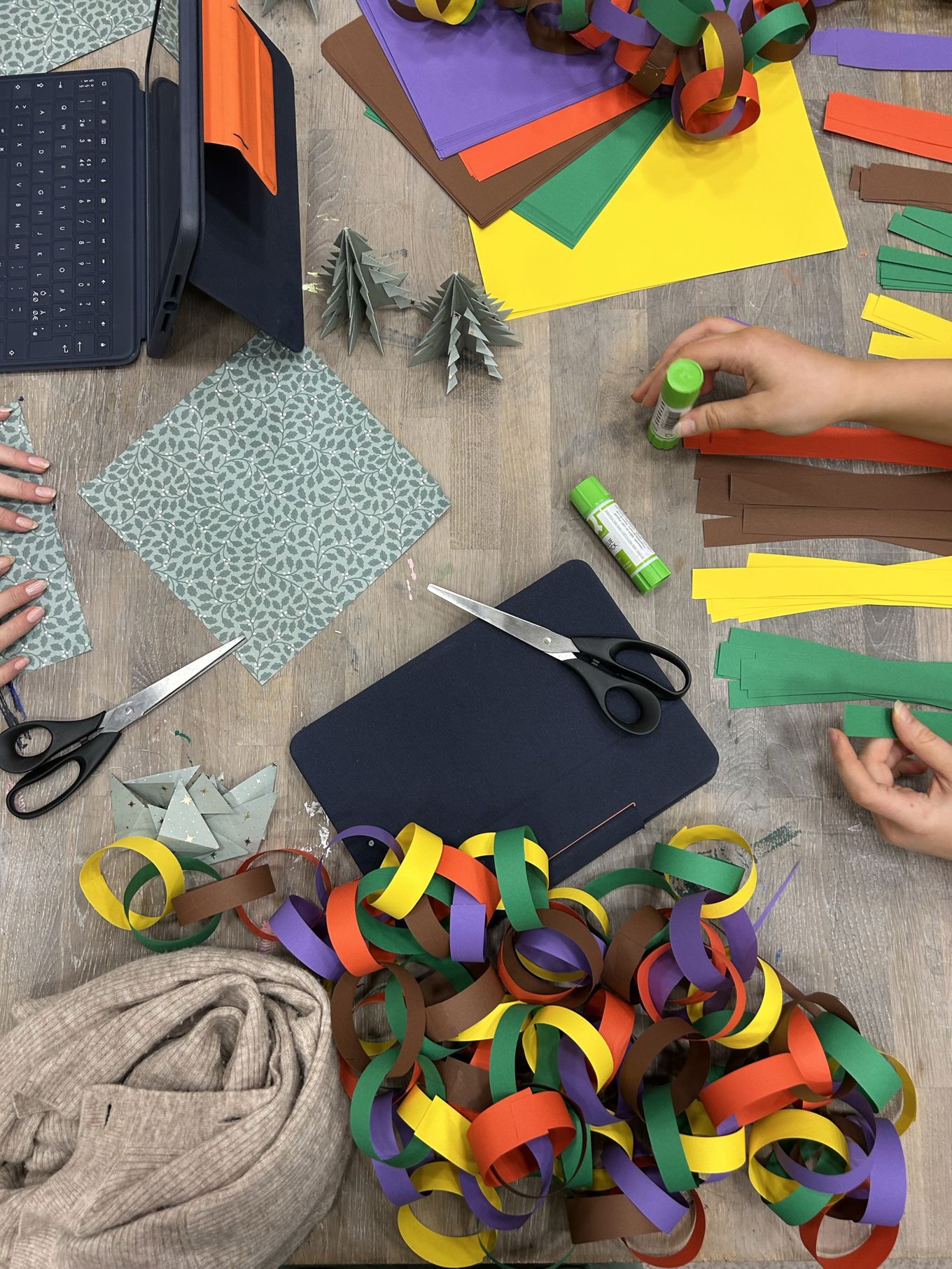 En gruppe mennesker som maler En gruppe mennesker som maler