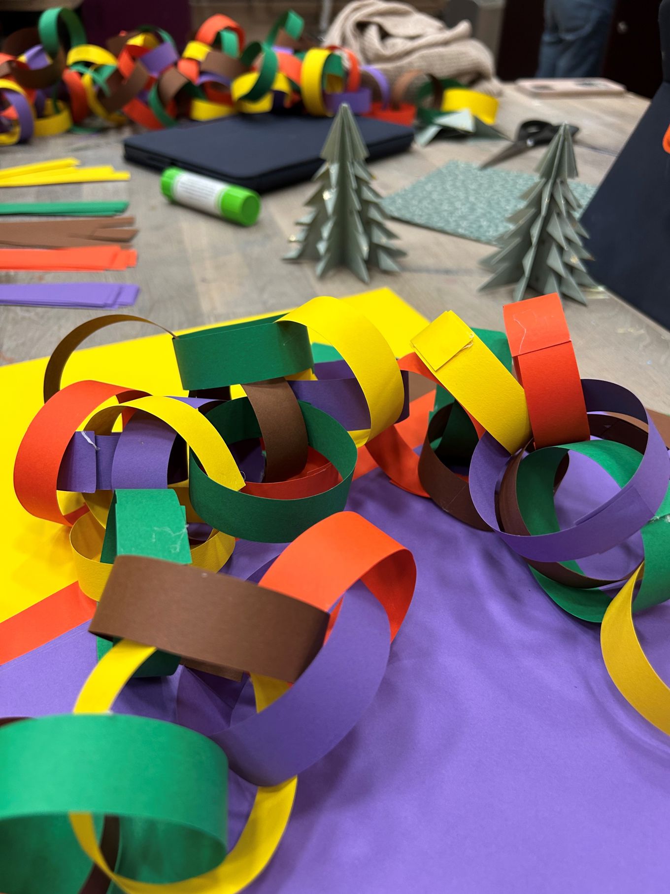 Et fargerikt leketøy på et bord Et fargerikt leketøy på et bord