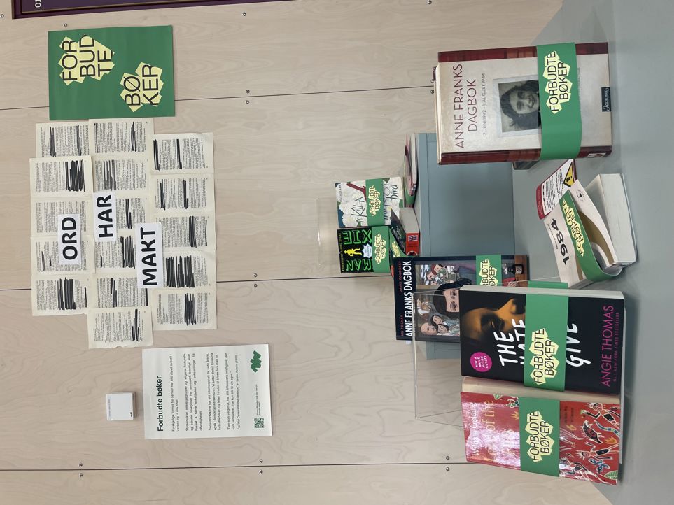 En gruppe bøker på et bord